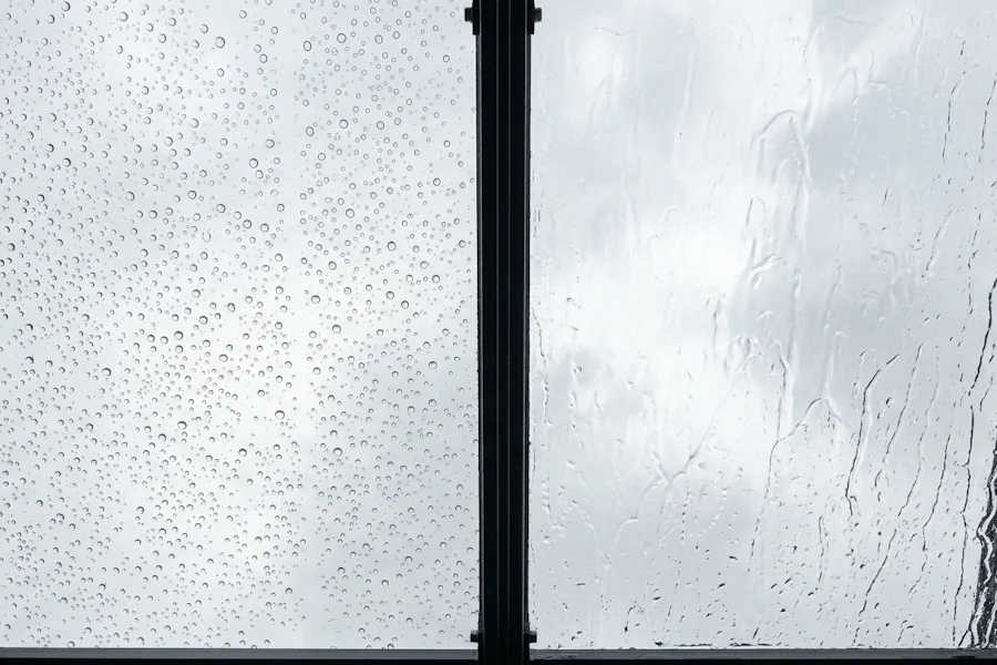 Raam met keramische coating, regen parelt van het glas