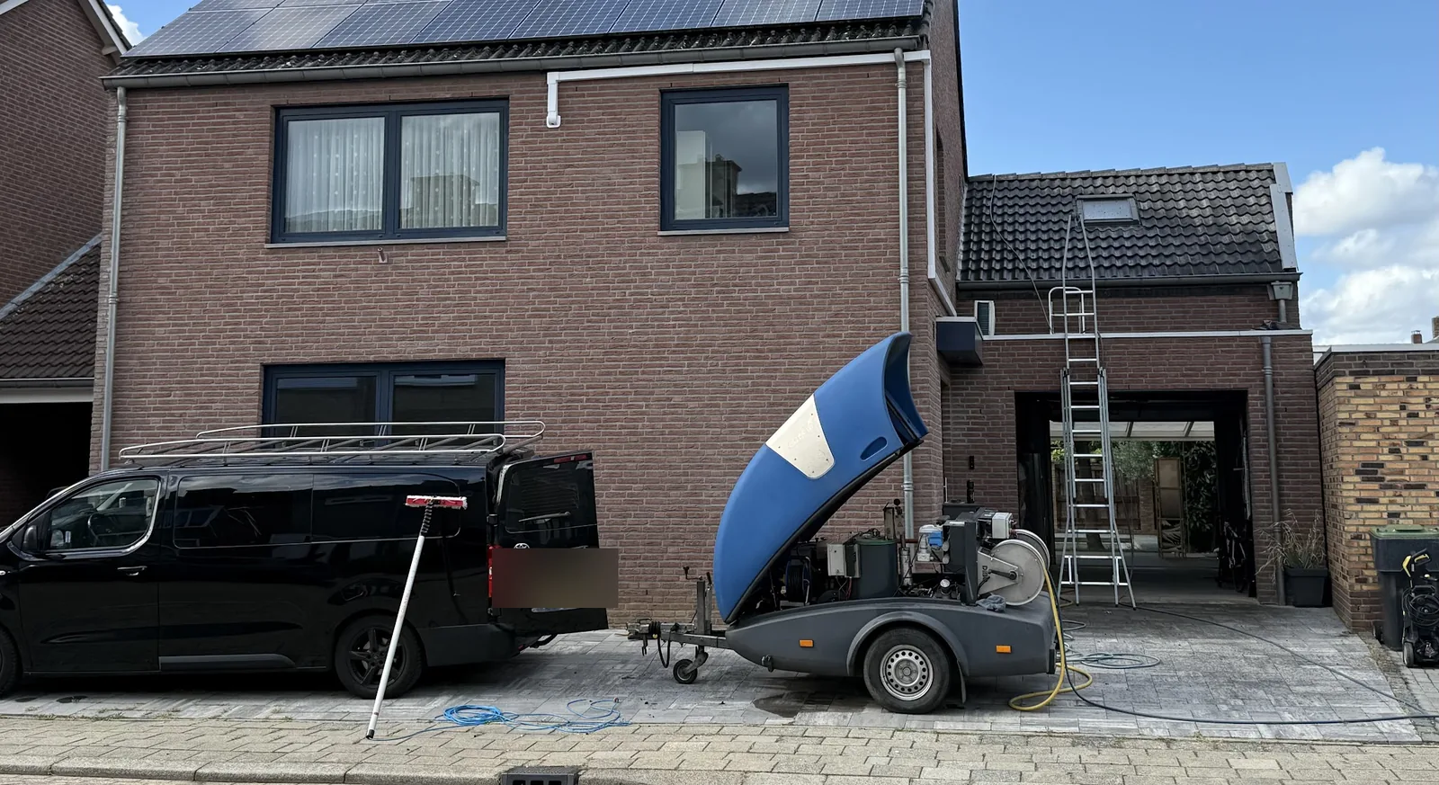 De bus van JANA voor een woning