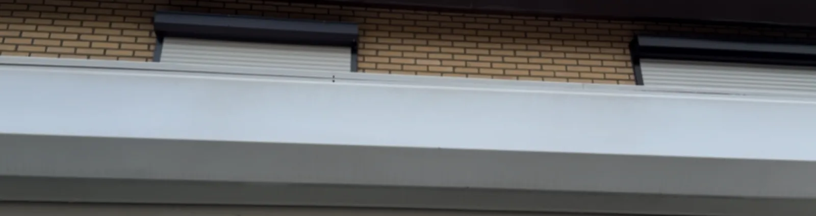 Hetzelfde boeiboord na reiniging, weer strak wit