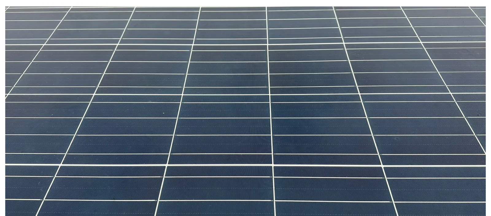 Dezelfde zonnepanelen na reiniging, diepblauw en glanzend