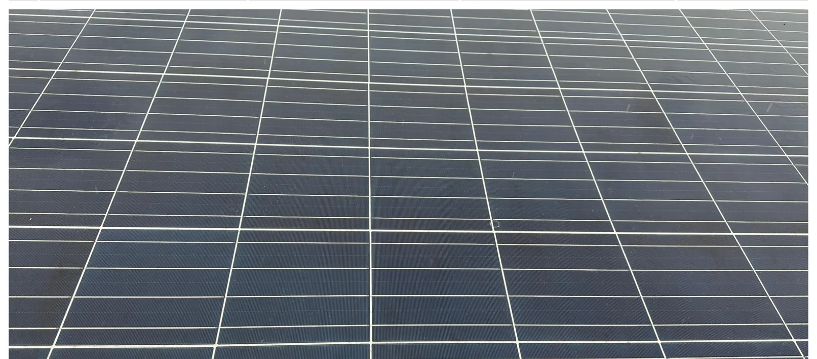 Zonnepanelen met een doffe grijze waas van vuil
